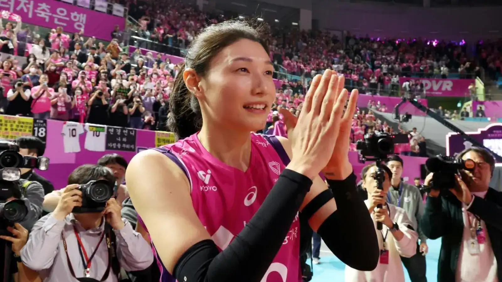 국내 프로배구 경기 후 김연경 선수가 코트에서 팬들과 카메라 앞에서 감사 인사를 전하는 모습