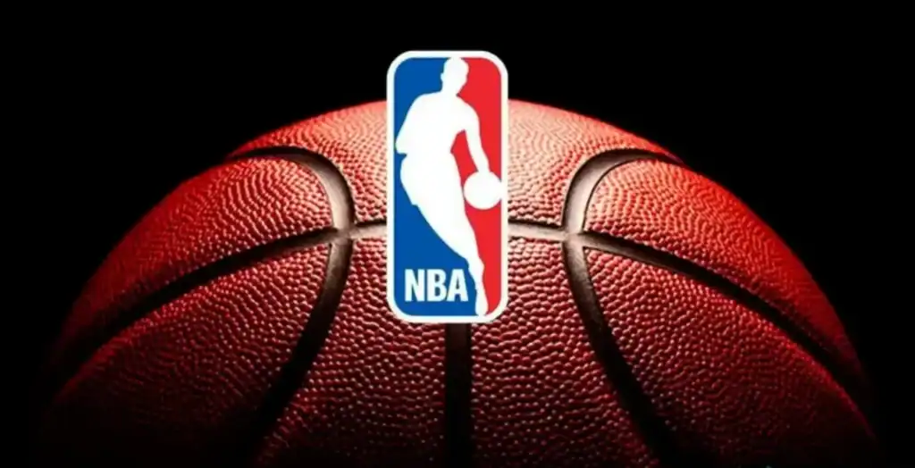 스포츠중계는 타이거티비를 통해보실수 있습니다 검은 배경 위에 놓인 농구공 위로 NBA 공식 로고가 배치된 이미지, 미국 프로 농구 협회를 상징하는 장면
