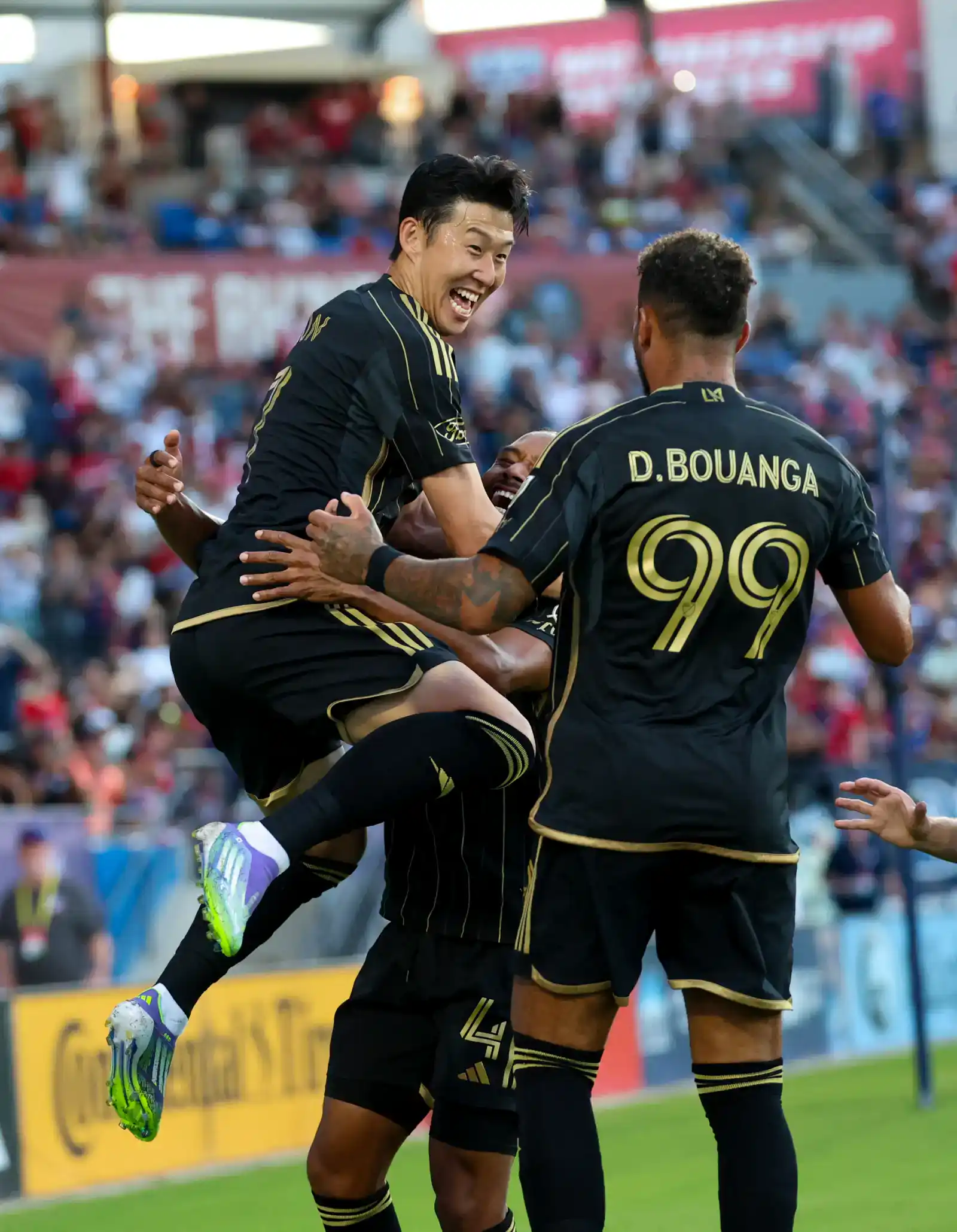 LAFC의 손흥민이 골을 넣은 뒤 팀 동료들과 함께 기뻐하며 점프하는 순간, 환호하는 선수들의 모습