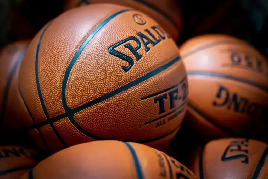 농구 경기에서 사용되는 스팔딩 농구공이 가까이에서 찍힌 모습, 국내 프로농구 KBL과 NBA에서 상징적으로 쓰이는 농구공 이미지